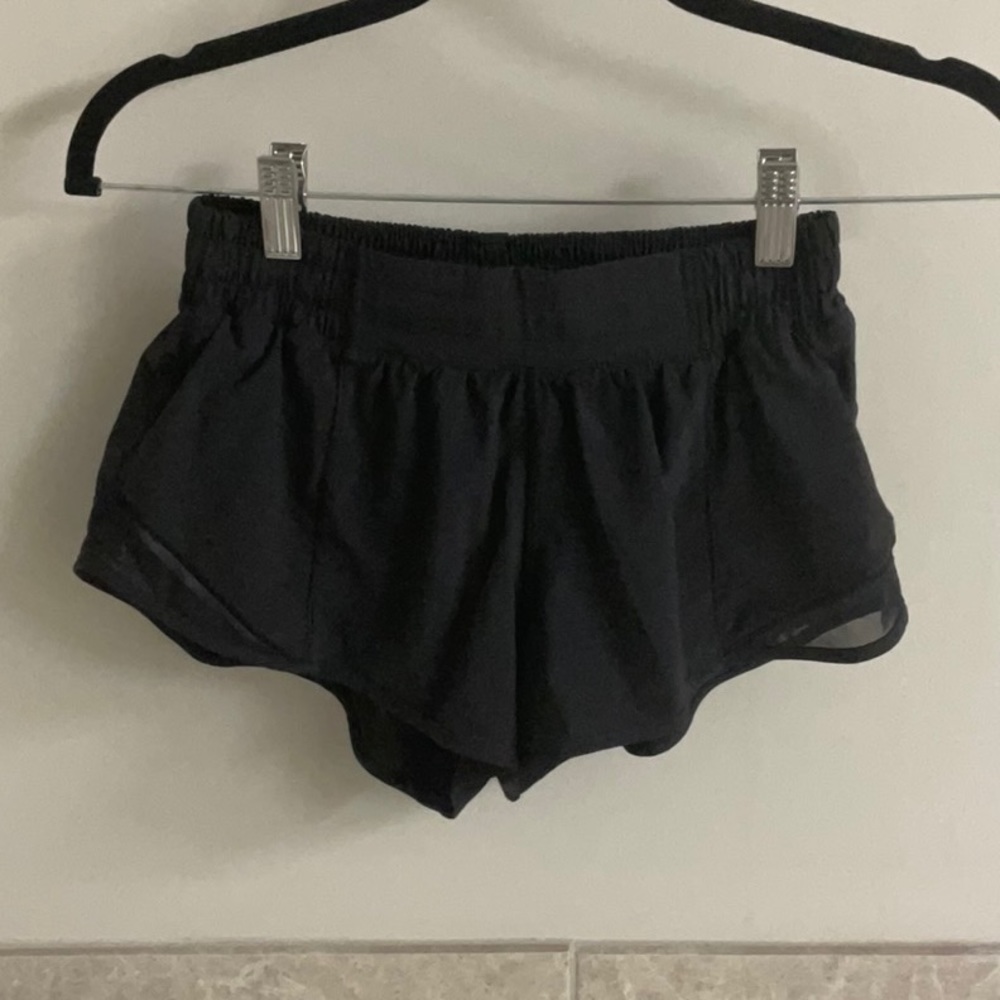 LULULEMON 2.5” HOTTY HOT LOW-RISE SHORT size 4 reg